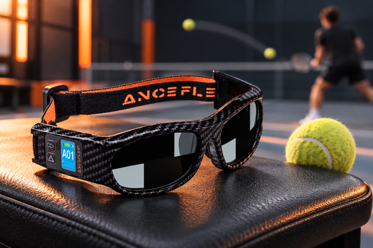 Lunettes stroboscopiques AnceFlex® et balle de tennis dans un espace d’entraînement